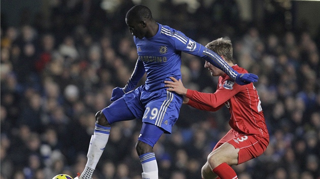 tonk Demba Ba z Chelsea si kryje m ped Lukem Shawem ze Southamptonu. 