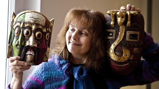 Kateina Ebelov ukazuje dv z devnch novodobch replik z Indonsie, kter jsou soust jej vstavy Maska v promnch asu a kultur v Podipskm muzeu v Roudnici nad Labem.