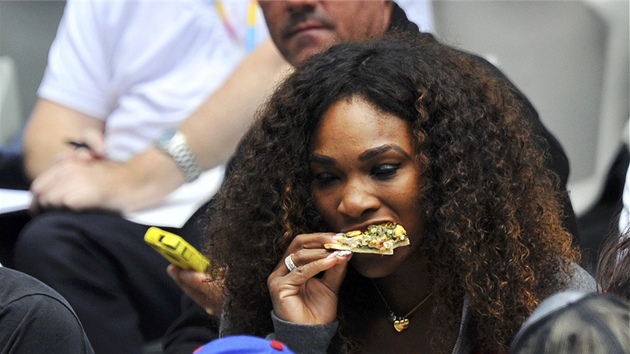SGRA, JE! Americk tenistka Serena Williamsov podporuje v hlediti svou sestru Venus pi zpase 1. kola na Australian Open