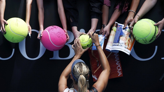 PODPISY. Rusk tenistka Maria arapovov byla po prvn suvernn vhe na Australian Open v obleen fanouk.