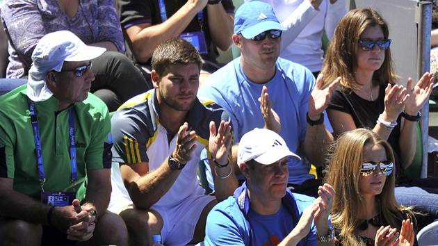 ANDY! Tm Andyho Murrayho podporuje britskho tenistu pi zpase na Australian Open.