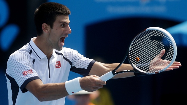 CO JE?! Srbsk tenista Novak Djokovi se zlob v prbhu utkn se tpnkem na Australian Open.