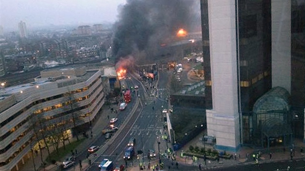 Pohled na nehodu vrtulníku ze sousední budovy ve tvrti Vauxhall. (Londýn, 16.