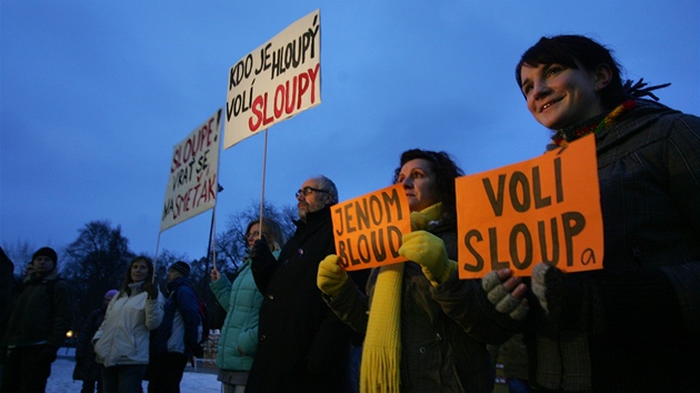 Demonstrace za odvoln Vclava Sloupa, bvalho politruka, z postu krajskho radnho pro kolstv (Karlovy Vary, 16. ledna 2013)