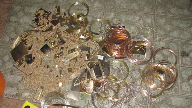 Zlato nalezen v ndob se zrnm u podezelho z loupee ve zlatnictv v Praze - Novm Mst.