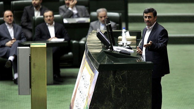 rnsk prezident Mahmd Ahmadned hovo 16. ledna 2013 v tehernskm parlamentu