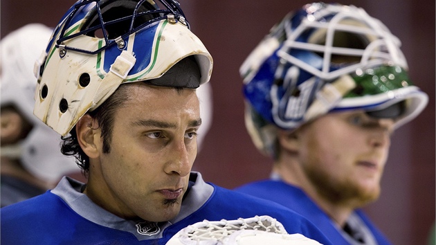 Brank Vancouveru Roberto Luongo na jednom z prvnch trnink po konci vluky NHL