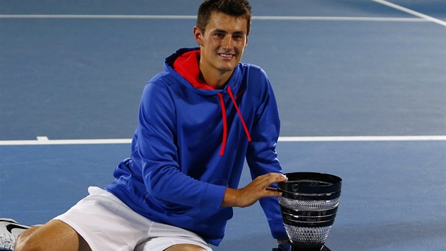 S TROFEJ. Turnaj v Sydney ovldl domc Bernard Tomic.