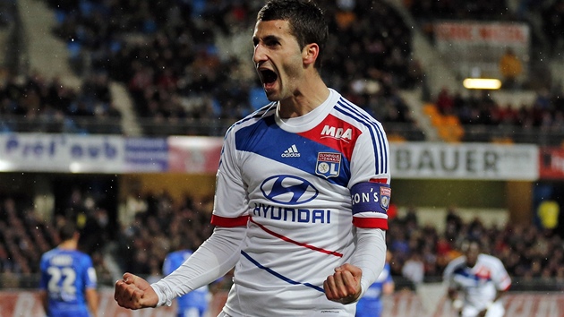 GLOV RYK. Maxime Gonalons, fotbalista Lyonu, slav svj zsah do st Troyes. 