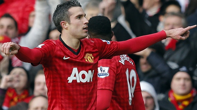 VEDEME! Robin van Persie, nizozemsk tonk Manchesteru United, slav gl do st Liverpoolu. 