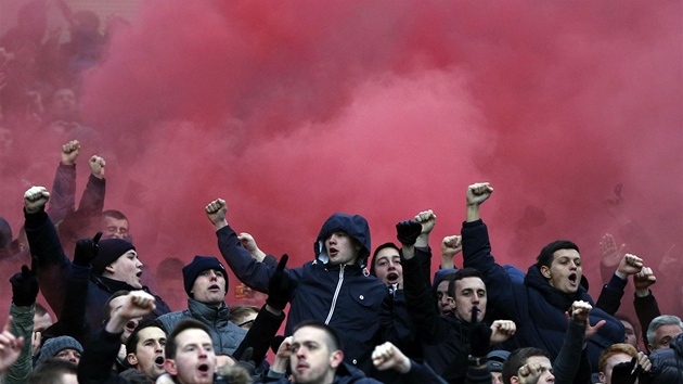 MLHA? NE, DMOVNICE. Liverpoolt fanouci povzbuzuj svj tm pod kouem v klubovch barvch.