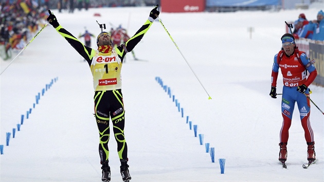 PRVN V CLI. Francouzsk biatlonista Martin Fourcade (vlevo) slav sv vtzstv v zvod na 15 kilometr s hromadnm startem.