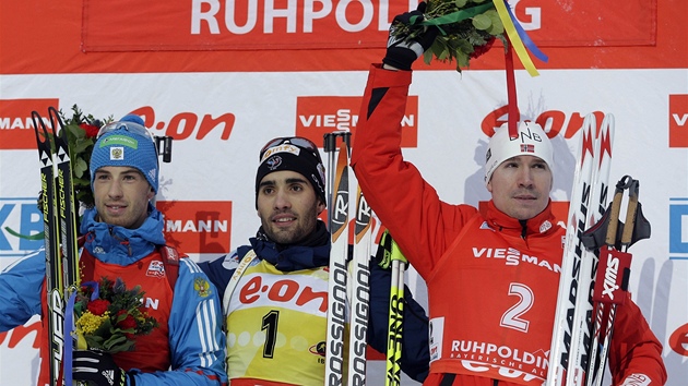 TI NEJRYCHLEJ. V biatlonovm zvod v Ruhpoldingu dojel druh Dmitrij Malyko z Ruska, vyhrl Francouz Martin Fourcade a tet pku obsadil norsk zvodnk Emil Hegle Svendsen (zleva).   