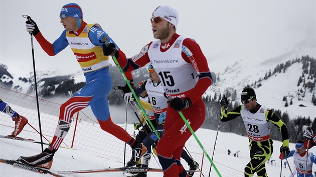 V BALKU. Na trati bojuj rusk lya Alexander Legkov (vlevo) a  Martin Johnsrud Sundby z Norska.