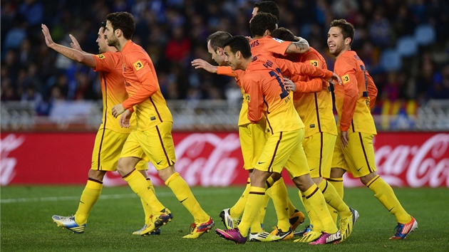 KATALNSK RADOST. Fotbalist Barcelony oslavuj gl Lionela Messiho do st Realu Sociedad.