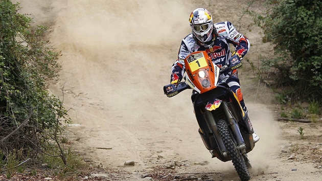 NA PRAN CEST. Francouzsk mototcyklista Cyril Desprs projd trat Rallye Dakar.