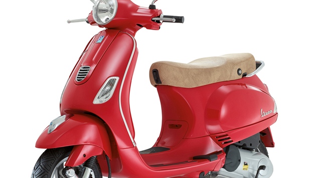 Vespa LX 125i: Toute-li po klasice a vjimenosti, pak
potebujete symbol vech sktr  vespu! Ndhern design s retro ndechem je tu kombinovn s nejmodernj technikou motoru a pikovm zpracovnm celho stroje. Zkladn charakteristick tvar asi nejvc proslavila projka ve filmu Przdniny v m z roku 1957, kde pvabn hereka Audrey Hepburnov naskoila na vespu za novine v podn Gregoryho Pecka. Od t doby jde doslova o kultovn zleitost a vespa se stala jednm z hlavnch symbol Itlie. Cena: 84 990 K