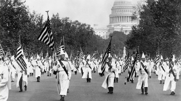 Bl bojovnci. lenov Ku Klux Klanu pochoduj ve Washingtonu, dvact lta.