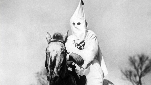 V roce 1924 Ku Klux Klan napadl msto Niles v Ohiu, v nm bydlelo mnoho italskch a irskch migrant. Ve mst pot vznikla organizace Knights of the Flaming Circle, kter se nerozpakovala odpovdat na rasistick nsil obrannm nsilm. Vsledkem byly nepokoje a stovka zatench.
