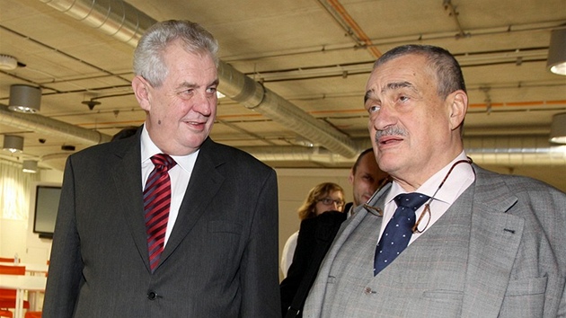 Milo Zeman a Karel Schwarzenberg ped debatou prezidentských kandidát v
