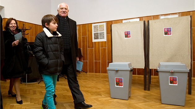 Prezident Vclav Klaus k volbm piel s manelkou a vnukem. (11. ledna 2013)