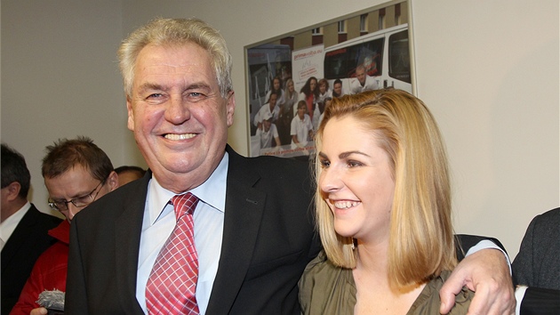 Spokojen Milo Zeman se se svou dcerou Kateinou raduj z postupu do druhho kola prezidentskch voleb. (12. ledna 2013)