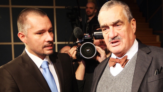 Debatu Miloe Zemana a Karla Schwarzenberga na Radiournlu moderoval Martin Veselovsk (vlevo). (16. ledna 2013)