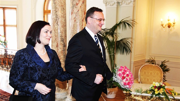 Petr a Radka Neasovi pichzej na tradin novoron obd s prezidentem Vclavem Klausem a jeho chot Livi. (3. ledna 2011)