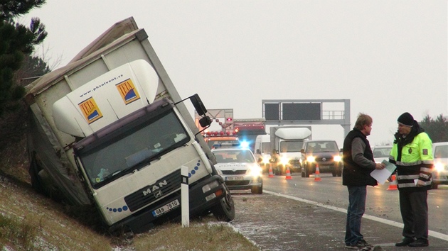 Kamion skonil na D5 u Tlustic po srce s autobusem v pkopu.