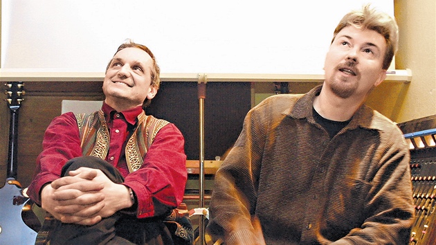 Autoi televiznho cyklu umn msta Radovan Lipus (vpravo) a David Vvra debatovali v roce 2003 v klubu Pavla o architektue Frdku-Mstku.