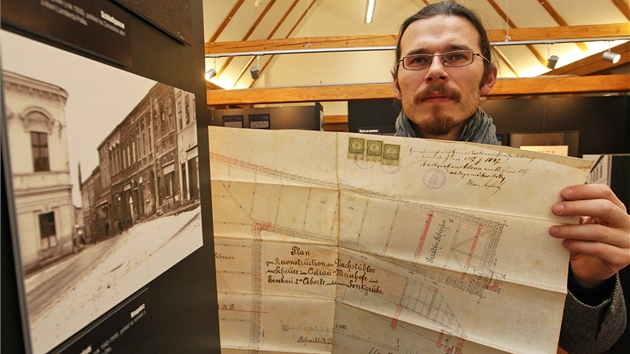 Kurátor výstavy Zdenk Orlita se starým stavebním plánem domu na oderském