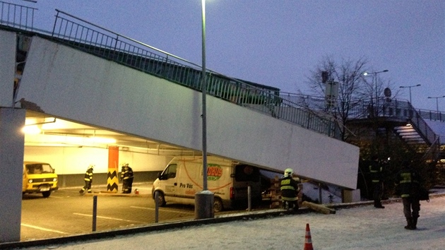 U hypermarketu Globus na Zlin se v nedli v noci propadl strop nadzemnch gar