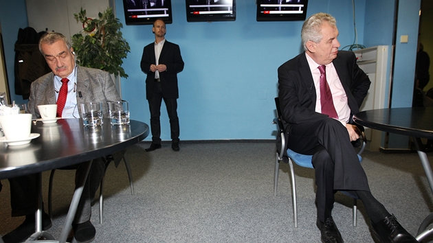 Karel Schwarzenberg a Milo Zeman ve studiu esk televize v poadu Otzky Vclava Moravce (13. ledna 2013)