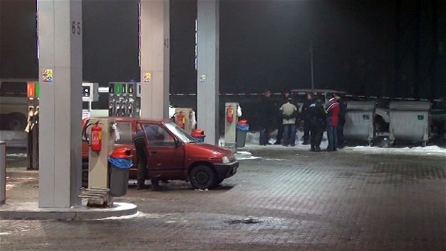 Policie na benzinov pump na okraji Karvin, kde strnk zastelil lupie. (15. ledna 2013)