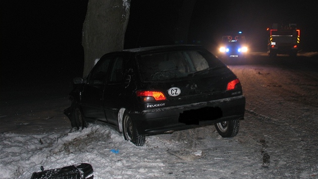 idi peugeotu narazil u Kostelce do stromu. Cestou do nemocnice zemel.