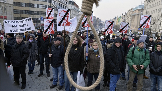 Na Vclavskm nmst protestovaly proti komunistm v krajskch radch asi dv stovky lid.