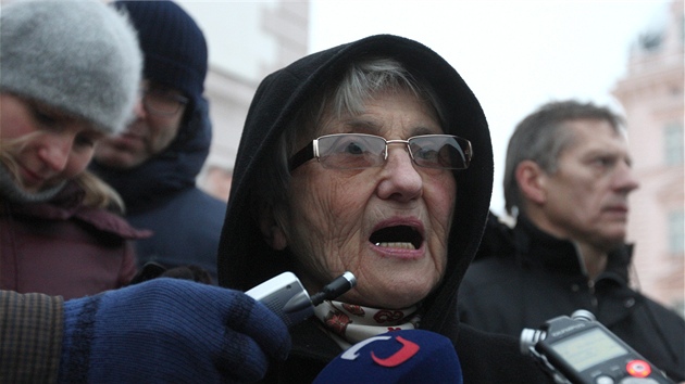 Na olomouck protest proti zstupcm KSM ve veden kraje pila v pondl 14. ledna 2013 tak sestra brat Man Zdena Manov. Vpravo za n stoj Vladimr Hun.