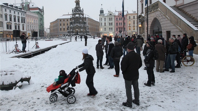 Na olomouckm protestu proti zstupcm KSM ve veden kraje se v pondl 14. ledna 2013 na Hornm nmst selo zhruba padest lid.