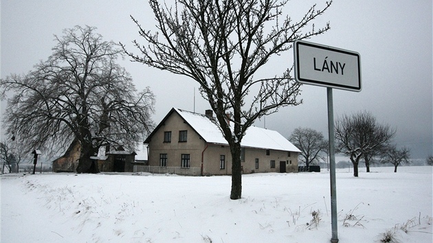 Hned od pjezdu do vsi je vidt sedmset let star lpa, rostouc ped Navrtilovm statkem. 