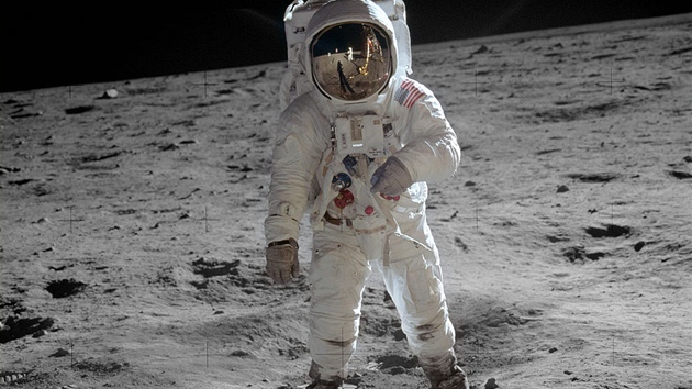 Buzz Aldrin na povrchu Msíce v ervnu 1969. Slouil jako pilot msíního