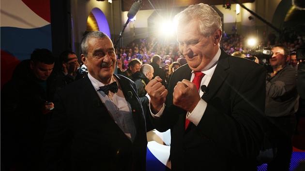 Prezidentt kandidti Karel Schwarzenberg a Milo Zeman bhem televizn debaty ped druhm kolem volby.