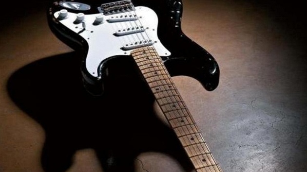 Claptonova slavn kytara Fender Stratocaster, zvan Blackie (z knihy Chris Welch: Clapton - Ilustrovan ivotopis)