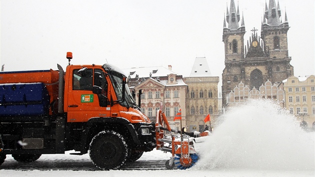 Do praských ulic vyjely kvli snhové nadílce odklízecí a sypací stroje.