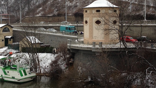 Policejn potpi vylovili z Vltavy nedaleko praskho Mnesova mostu dv mrtv tla (17. ledna 2013).