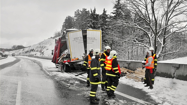 Hromadn nehoda dvaceti voz na 292. kilometru rychlostn silnice R35. Msto kvli n bylo na nkolik hodin uzaveno.