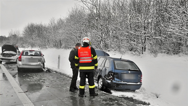 Hromadn nehoda dvaceti voz na 292. kilometru rychlostn silnice R35. Msto kvli n bylo na nkolik hodin uzaveno.