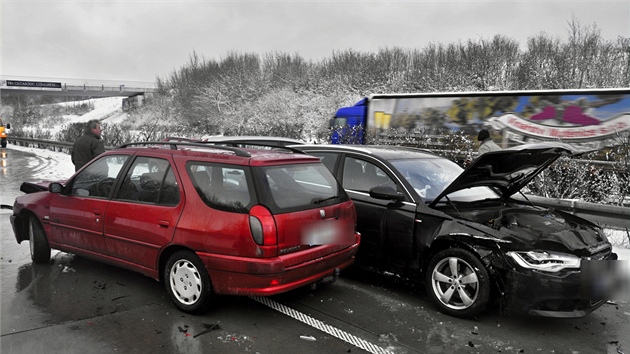 Hromadn nehoda dvaceti voz na 292. kilometru rychlostn silnice R35. Msto kvli n bylo na nkolik hodin uzaveno.