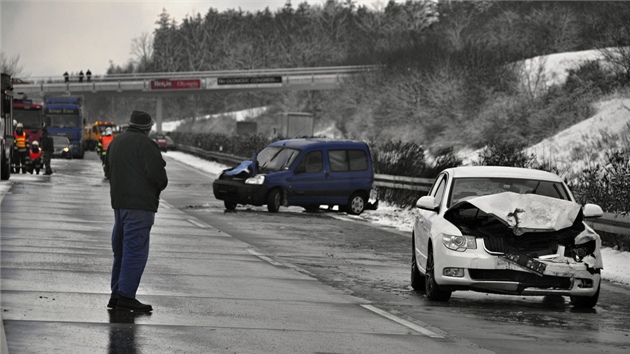 Hromadn nehoda dvaceti voz na 292. kilometru rychlostn silnice R35. Msto kvli n bylo na nkolik hodin uzaveno.