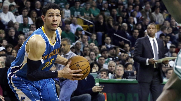 Austin Rivers (vlevo) z New Orleans pod dohledem svho otce Doca Riverse, trenra Bostonu,