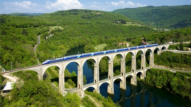 Vlakov souprava TGV Duplex na viaduktu Cize-Bolozon na vchod Francie